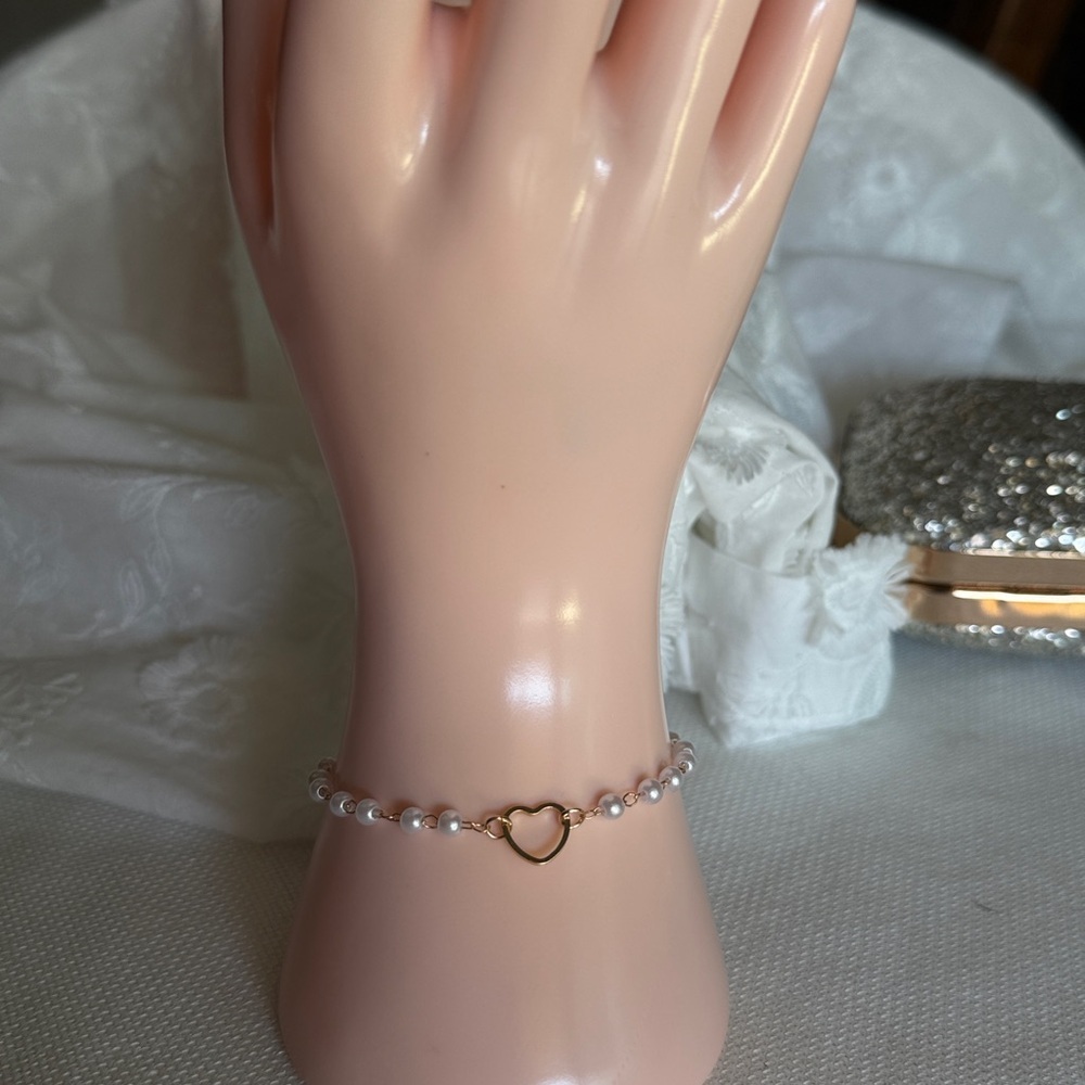 Gold Heart & Pearl Beaded Bracelet | Dainty Romantic Jewelry - Picture 6 of 6
